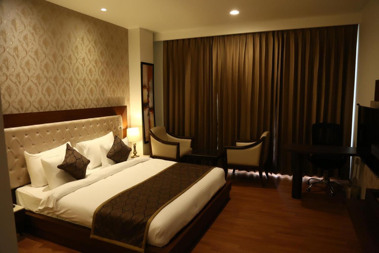Hotel Imperia Suites Jalandhar Extérieur photo