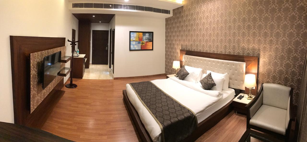 Hotel Imperia Suites Jalandhar Extérieur photo