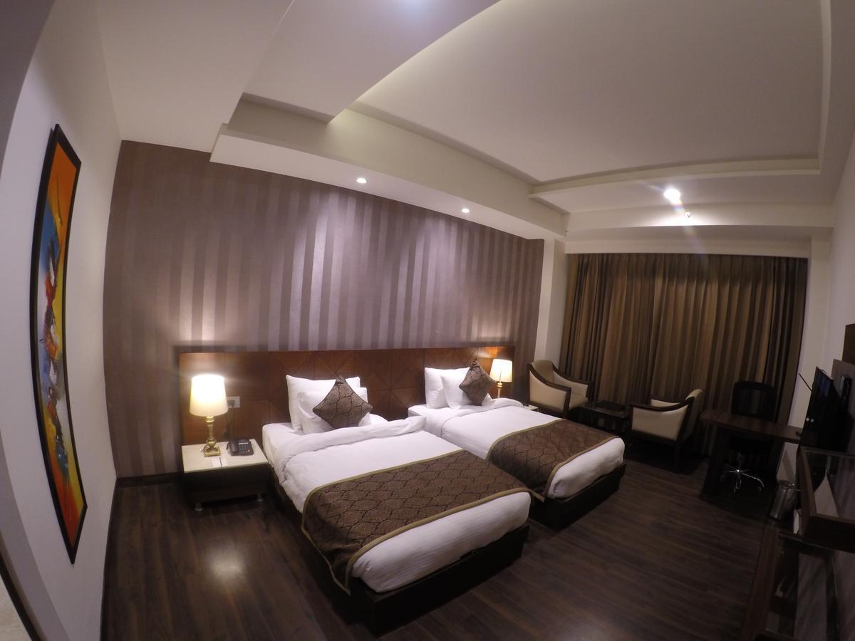 Hotel Imperia Suites Jalandhar Extérieur photo